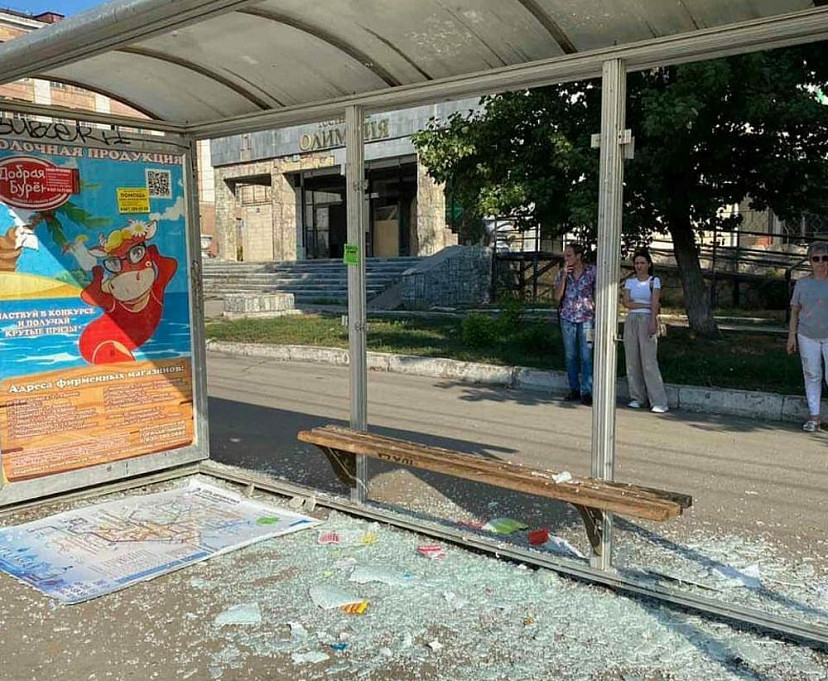 Вандалы перебили в Саратове автобусные остановки