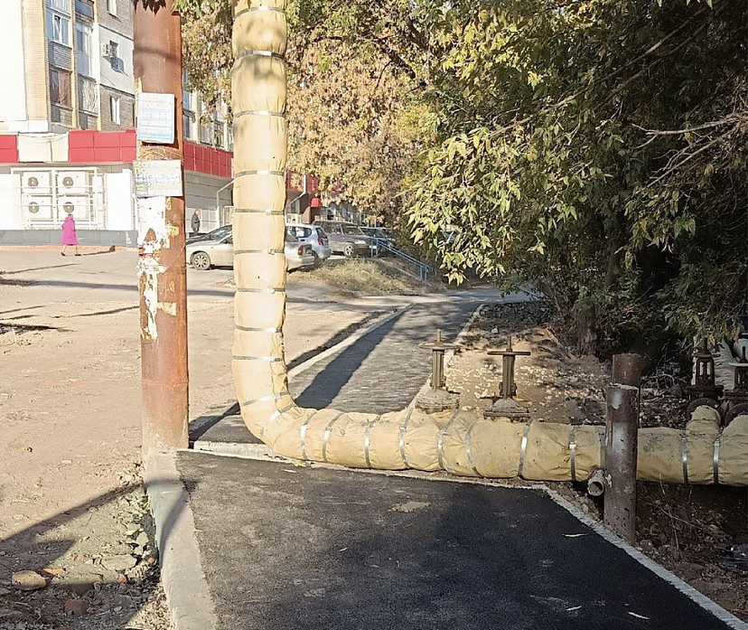 Саратовцев рассмешила труба посередине нового тротуара