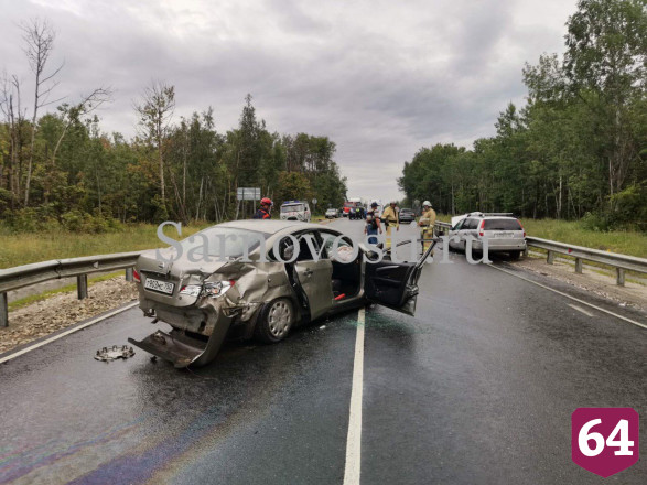 В массовой аварии на саратовской трассе пострадали три человека