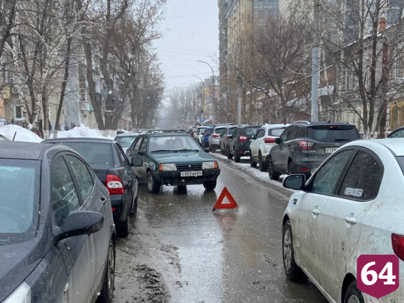 В центре Саратова водители не поделили дорогу и заблокировали движение 