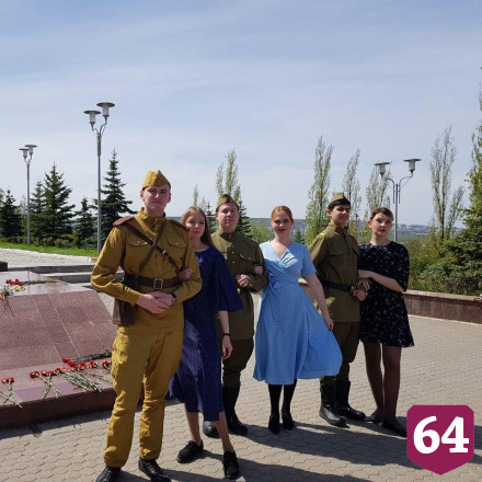Юные саратовцы запустили флешмоб к «Балу Победы»