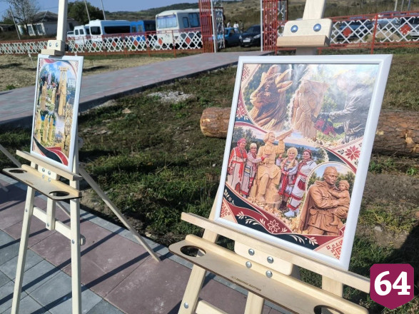 На фестивале в Саратовской области из дерева вырезали Бабу-ягу и медведя 