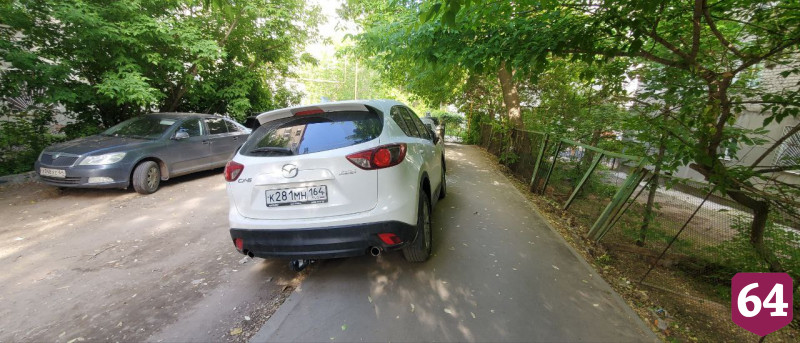 В Саратове автохамы заняли тротуар на пути к школе