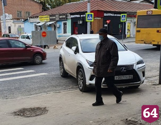 Саратовцев возмутил внедорожник на тротуаре у музыкальной школы