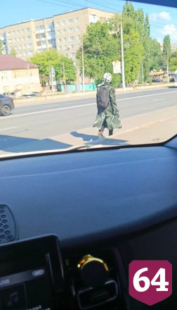 Саратовцев удивила «бедуинка» в плаще в аномальную жару