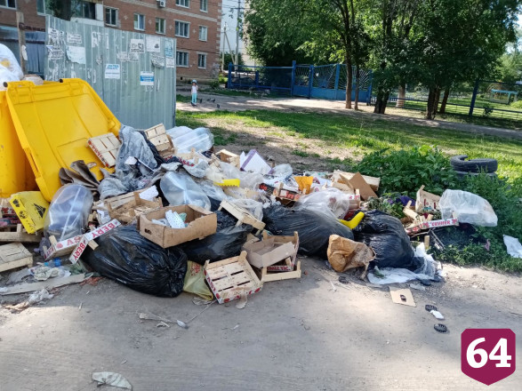 В Энгельсе уличные торговцы усыпали дорогу гнилыми овощами