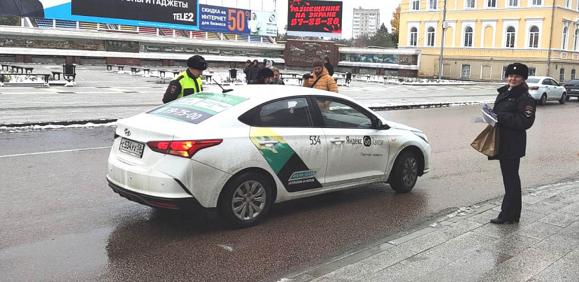 Саратовские автоинспекторы вручили подарки ответственным водителям