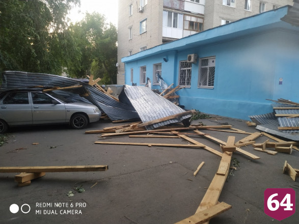 Ураган в Саратове валил деревья и срывал крыши домов