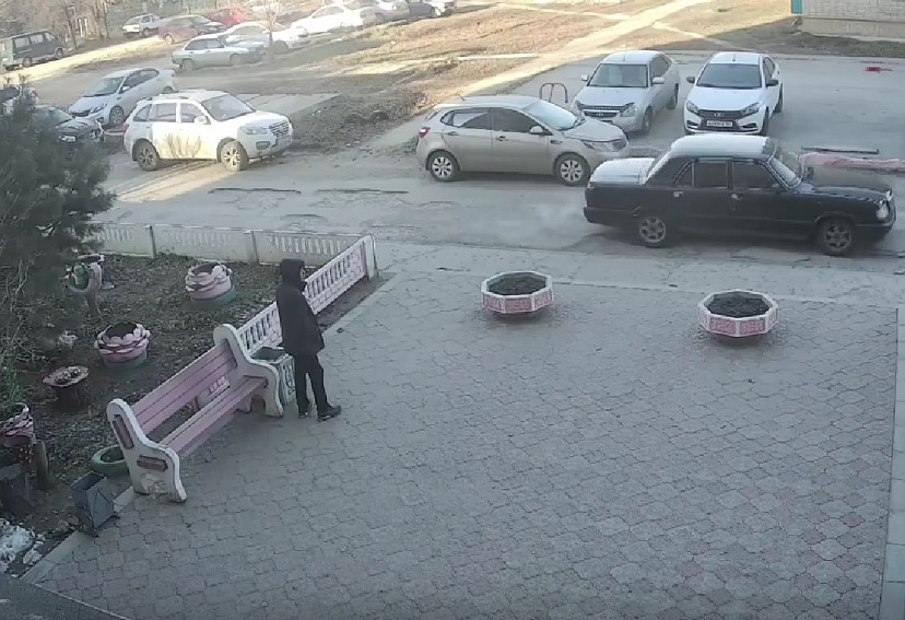Горожанин украл мусорный бак и попал на камеру