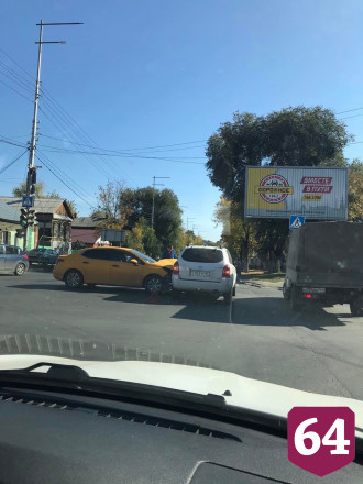 Внедорожник и легковушка не поделили перекресток в центре Саратова