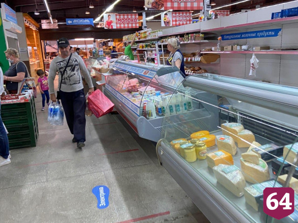 В Саратове продавцы рынка не соблюдают масочный режим 