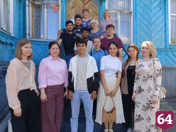 Саратовская молодежь освоила древнюю технику плетения фенечек