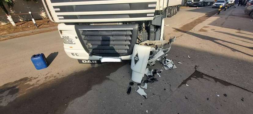 В Саратове байкер разбился в ДТП с фурой 