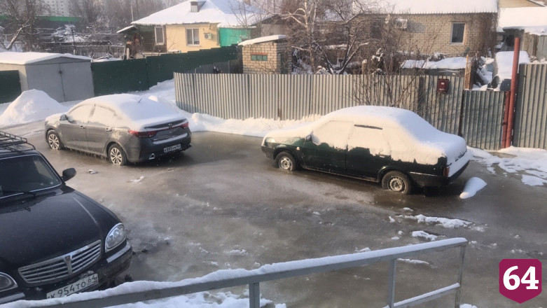 В Саратове автомобили вмерзли в канализационные стоки