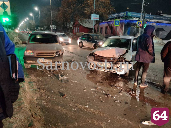 Двое мужчин разбили головы в ДТП на улице Рахова 