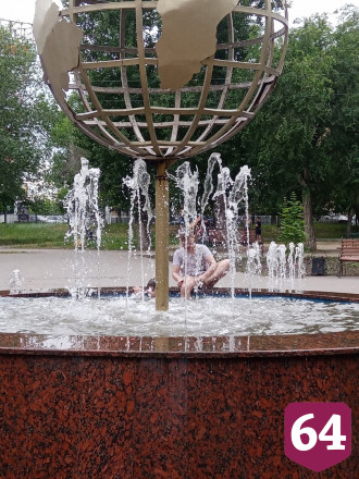 В Саратове дети устроили заплывы в городском фонтане