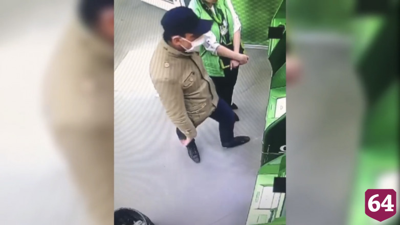 В Саратове мужчина обворовал пенсионерку в маршрутке и попал на камеры
