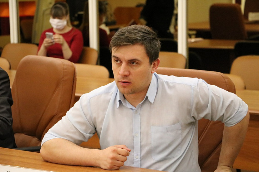 Депутаты изучат декларацию о доходах коммуниста Бондаренко