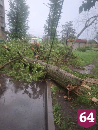 В Саратовской области сильный ветер повалил водонапорную башню 