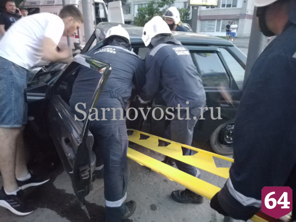 В центре Саратова девушка сломала бедро в ДТП