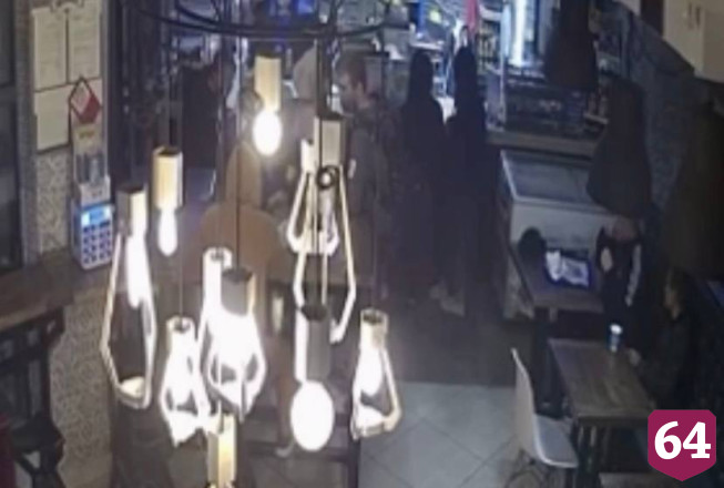 Саратовец в кафе угостил незнакомца выпечкой и лишился телефона