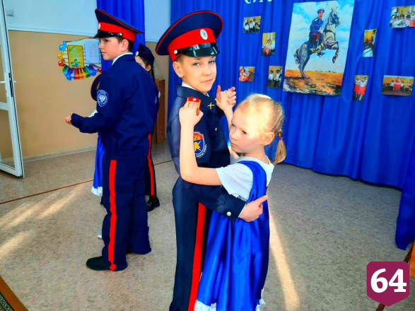 Потомков саратовских казаков учат владеть шашкой