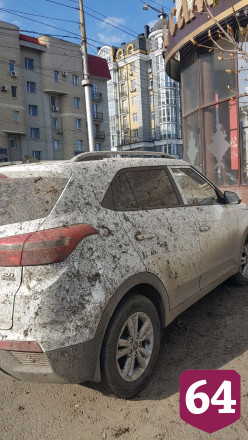 В Саратове припаркованные машины при уборке улиц закидали грязью