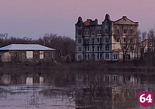 Саратовцев впечатлил разлив реки у старинной мельницы