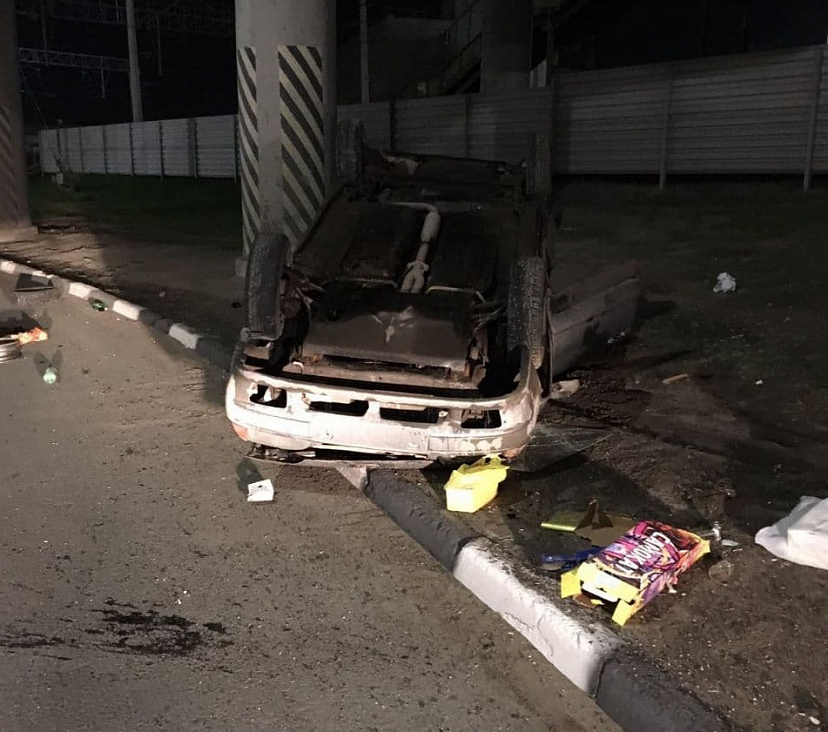 В Саратове пьяный водитель опрокинул автомобиль на крышу