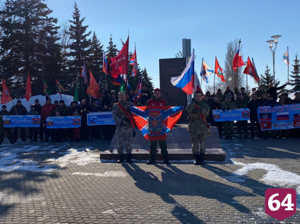 В Саратове развернули 200-метровую копию Знамени Победы