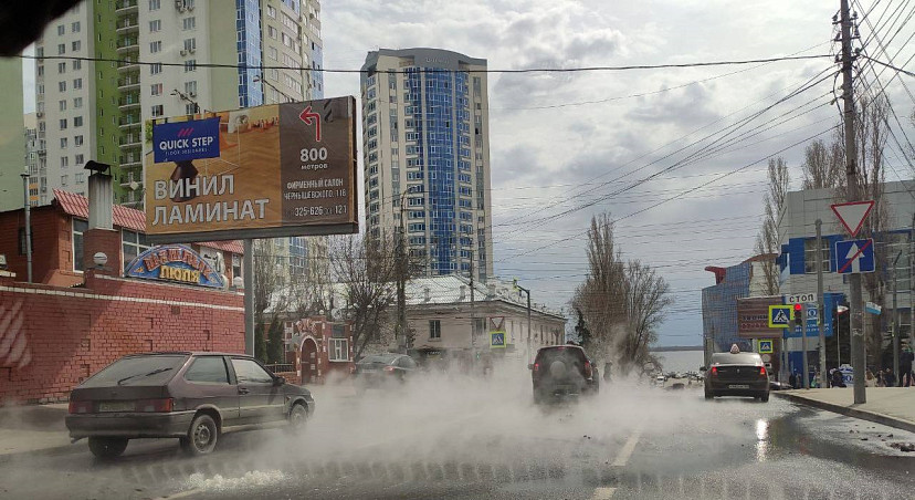 В центре Саратова коммунальный «гейзер» пробил асфальт