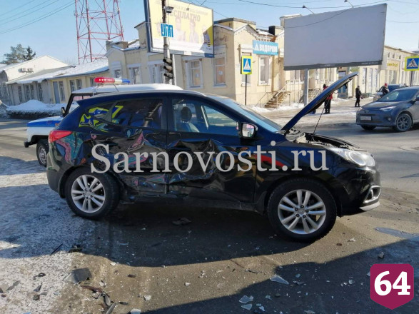 В Саратове водитель проехал на красный и протаранил легковушку автоледи