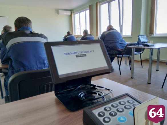 Радаев на заводе в Ершове вспомнил, как ремонтировал трактора 