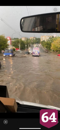 В Саратове потоп превратил автомобили в корабли