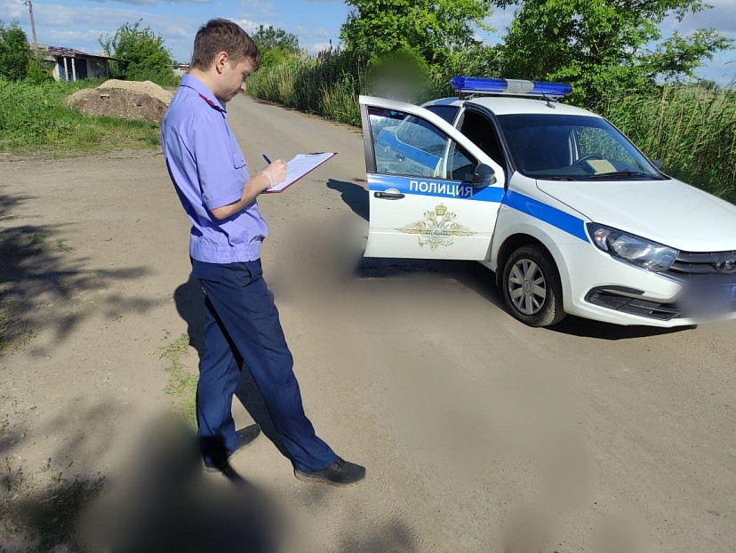 В Энгельсе мужчина при задержании ударил полицейского ножом в шею