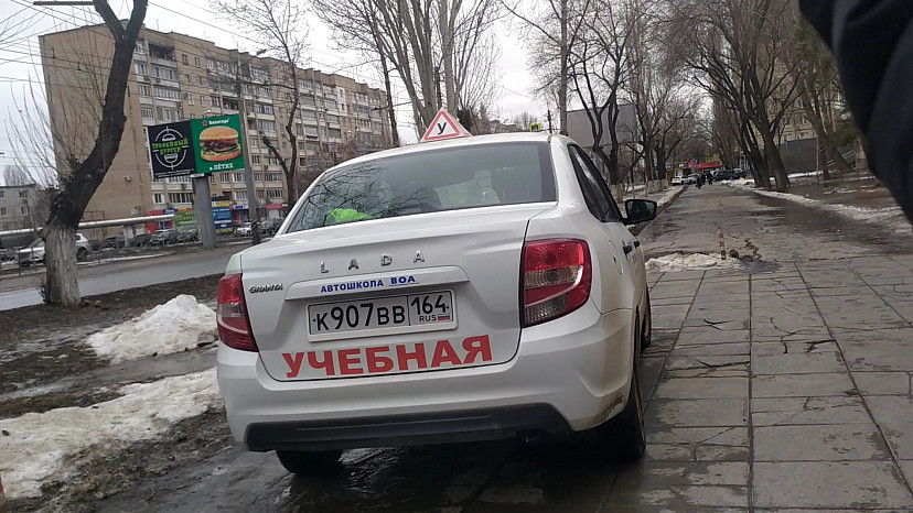 Горожанин пожаловался на «учебную» машину автохама