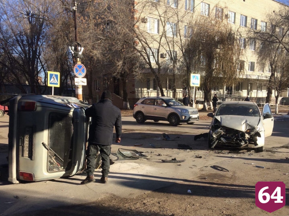 В аварии у детской поликлиники «Нива» перевернулась на бок