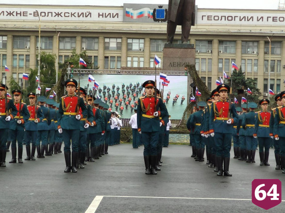 Над Саратовом в честь 75-летия Победы пролетели бомбардировщики 