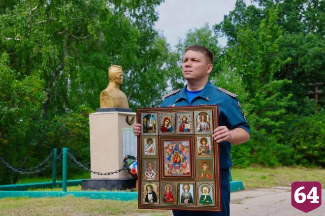 Саратовские пожарные отправили в зону СВО огнетушители и икону