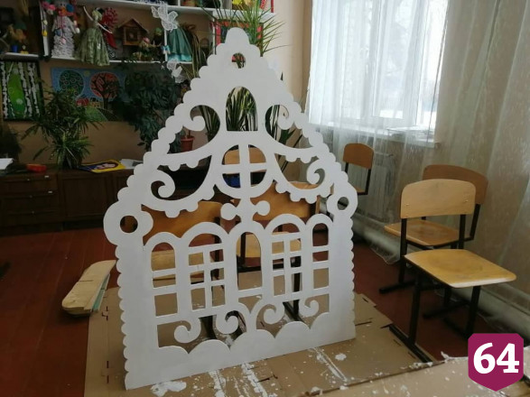 Школьники смастерили игрушки для главной новогодней елки 