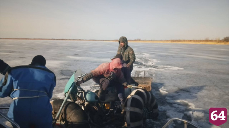 Под Саратовом трое мужчин на самодельном снегоходе провалились под лед 