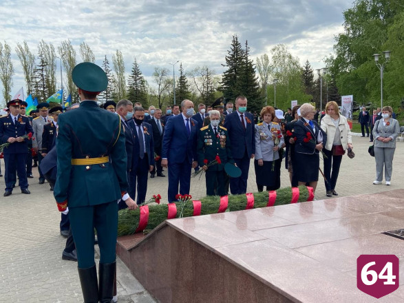 Губернатор возложил цветы к Вечному огню в парке Победы 