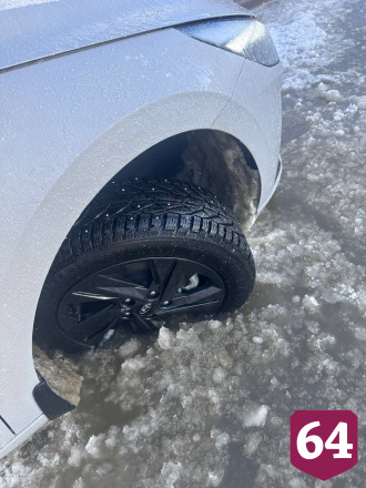 В Саратове автомобили из-за частых прорывов утопают в снежной каше 