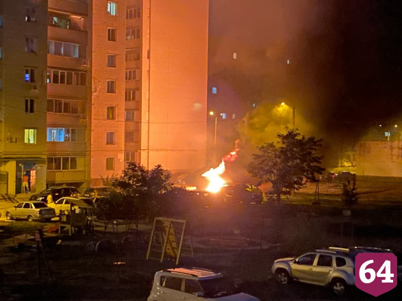 Жители спасали от огня припаркованные у мусорки автомобили