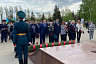 Губернатор возложил цветы к Вечному огню в парке Победы 