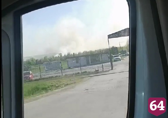 Рядом с кладбищем в Саратове тушили крупный пожар