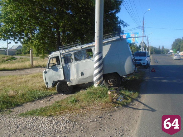 В Энгельсе УАЗ протаранил столб