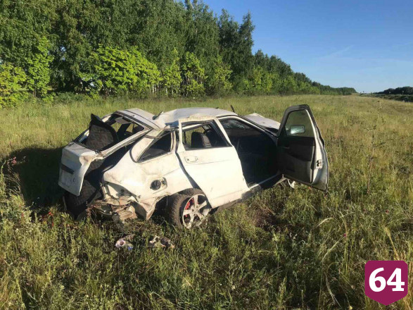 Молодой мужчина погиб в опрокинувшейся под Саратовом «Ладе» 