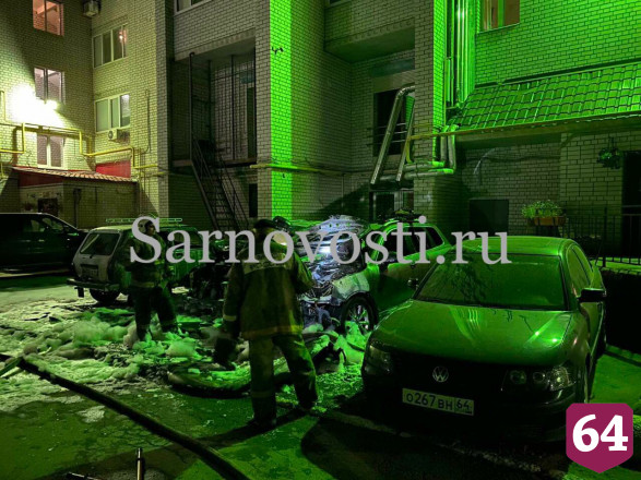 Автомобили выгорели на парковке в центре Саратова