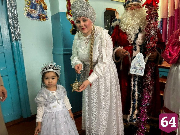 На новогоднем празднике в саратовском селе обереги меняли на елочные игрушки